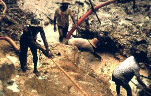 Cercatori d’oro lavorano illegalmente della terra degli Yanomami. © Survival