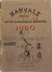 Carlo Oletti e due suoi manuali. Uno raro: "Manuale della Lotta Giapponese Moderna - Judo".